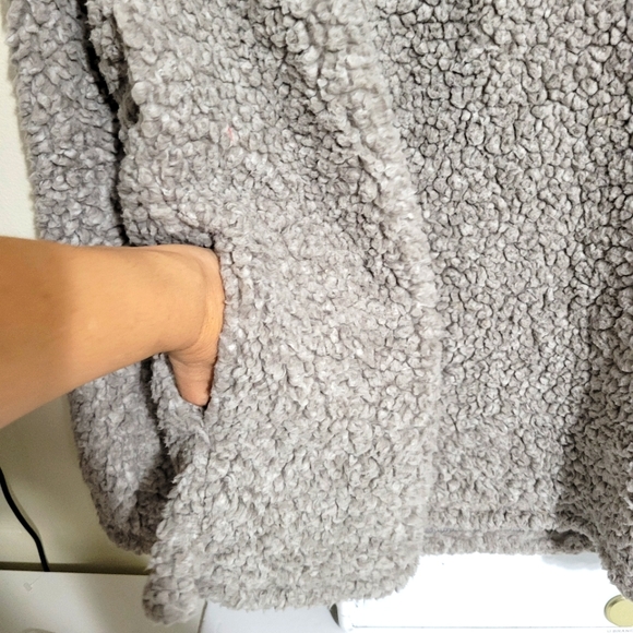 DYLAN faux fur pullover. Large - Picture 6 of 8